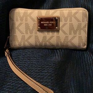 MK Michael Kors signature vanilla wallet on the go